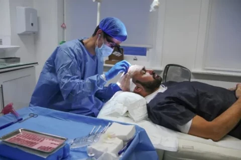"ذا صن" توثق.. رحلة المحمدي مع زراعة الشعر على طريقة روني
